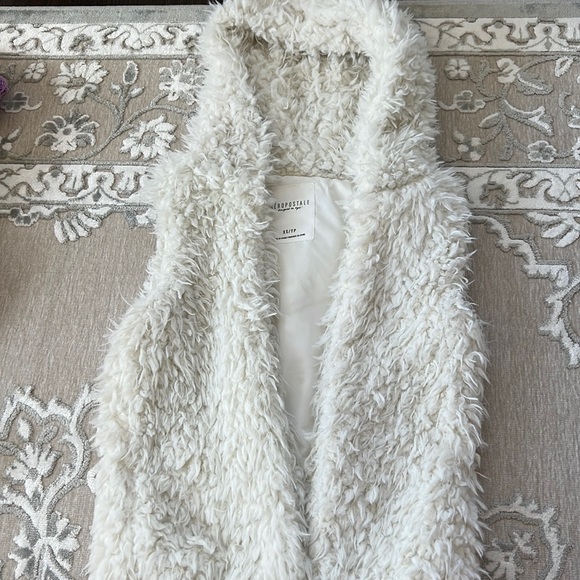 Aeropostale Fuzzy White Vest - Picture 1 of 3
